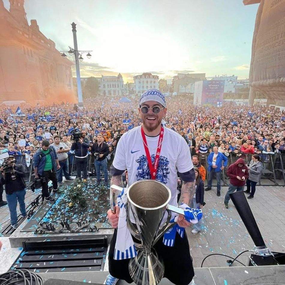 Un cunoscut fotbalist român s-a căsătorit și urmează să devină tată! Imagini de la ceremonia organizată la malul mării
