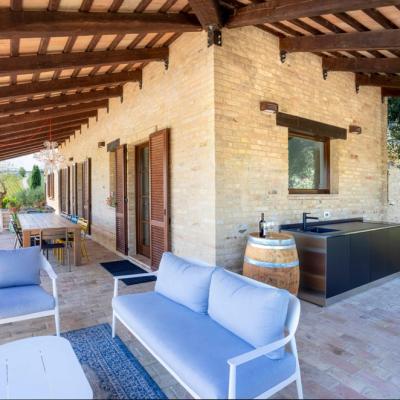 Idei de design: cum să combini mobilierul de grădină cu o bucătărie outdoor modernă