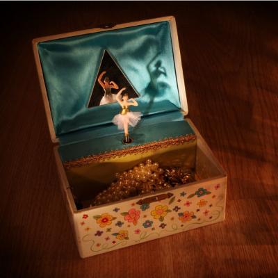 Cutii muzicale pentru bijuterii: 6 propuneri magice!