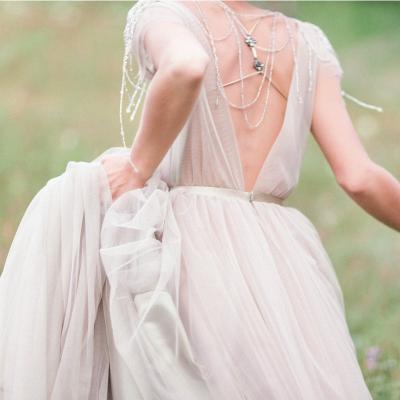 Rochii albe si pantofi pentru o nunta cu buget redus