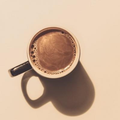 Încă un studiu arată că nu e recomandat să bem cafeaua înainte de micul dejun