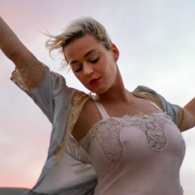 Katy Perry lanseaza single-ul Daisies