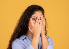 E normal ca femeia să se rușineze de bărbat când ajung în dormitor?