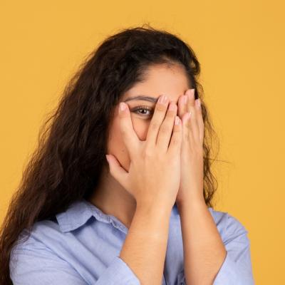 E normal ca femeia să se rușineze de bărbat când ajung în dormitor?