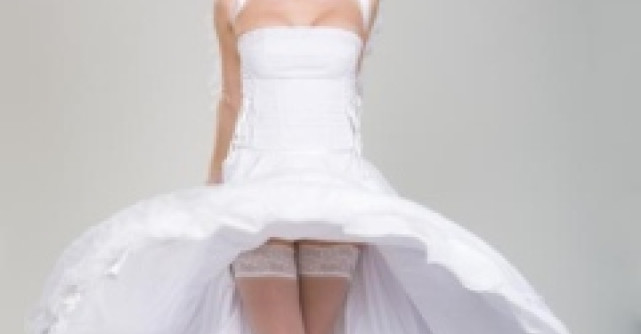 Video stanjenitor: O mireasa a ramas in chiloti in timp ce se indrepta spre altar