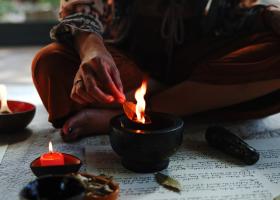 Ritualuri lunare pentru curățarea energiei, abundență, iubire și armonie în cămin