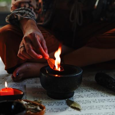 Un nou ciclu, o nouă vibrație: practici lunare pentru curățare energetică, abundență și echilibru în cămin