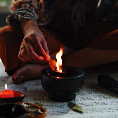 Un nou ciclu, o nouă vibrație: practici lunare pentru curățare energetică, abundență și echilibru în cămin