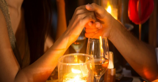 Cum sa planifici o seara romantica in doi. 5 pasi simpli pe care poti sa-i pui oricand in aplicare 