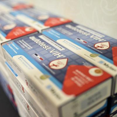 Test autoadministrabil pentru depistarea HIV pe baza unei picaturi de sange, disponibil in farmaciile din Romania