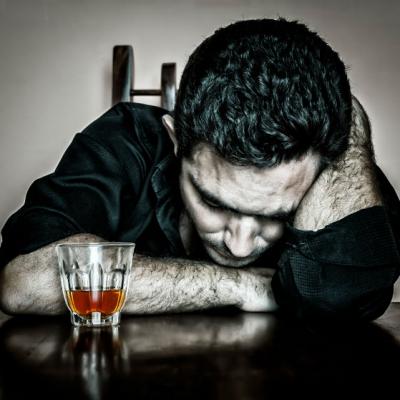 Aceasta femeie isi aude sotul plangand. Ce urmeaza? INCREDIBIL