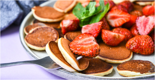 Mini-pancakes din felii de banana cu scortisoara, mic dejun cald pentru dimineti racoroase