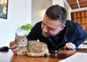 Ciprian Ciucu a salvat o pisică rănită și i-a oferit un nou cămin la Primăria Capitalei