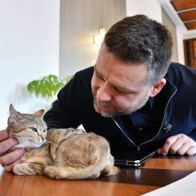 Ciprian Ciucu a salvat o pisică rănită și i-a oferit un nou cămin la Primăria Capitalei