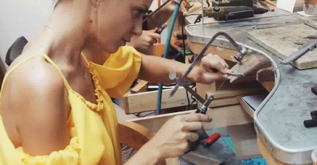 Jojo a absolvit cursul de bijutier