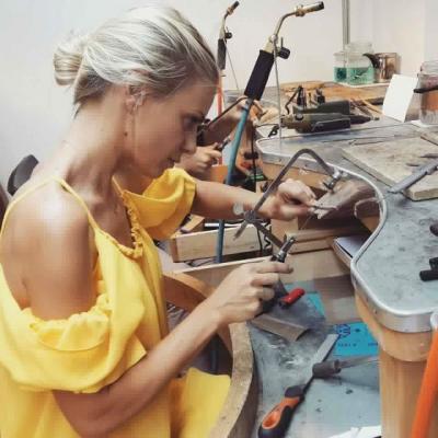 Jojo a absolvit cursul de bijutier