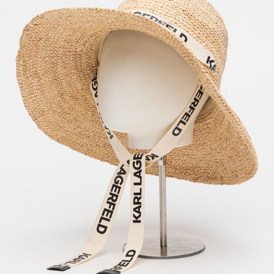 CHIC ȘI PROTEJATĂ DE SOARE CU 20 DE PĂLĂRII ȘI ȘEPCI