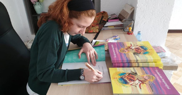 10 cărți de pus sub brad recomandate de Ana Dragomir, autoarea cărților 'În căutarea inspirației', 'Praf de zâne' și 'Copacul'