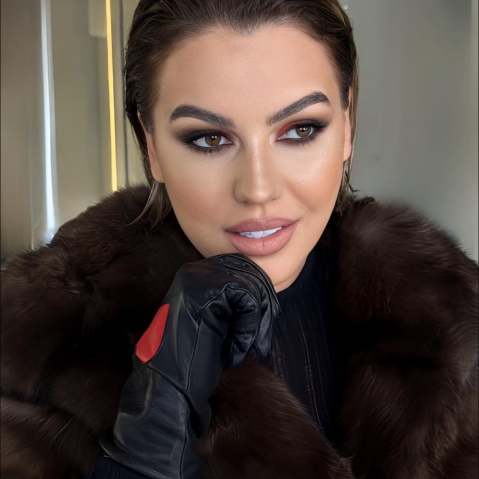 Romina Gingașu critică acțiunea lui Georgescu de boicot a supermarket-urilor: Retrage-te cu onoare, voievod pe cal...