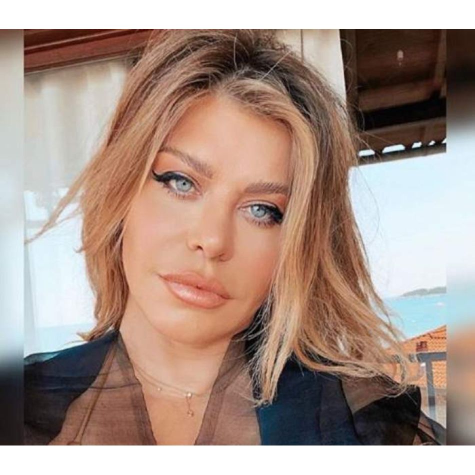 Loredana Groza, sexy și neliniștită în fața oglinzii. Vedeta a pozat fără lenjerie intimă, iar reacțiile nu au întârziat să vină