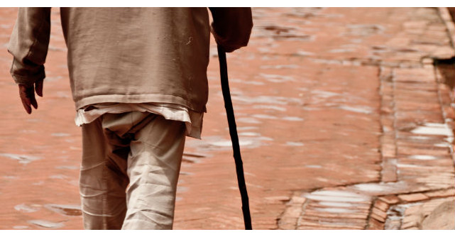 O tanara vede un batranel orb traversand strada. Nu ma asteptam sa faca asta