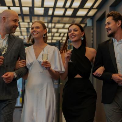 Eleganță profesională: cum să-ți adaptezi machiajul și coafura de zi pentru o petrecere de seara corporate