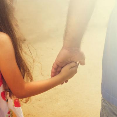 Un tata si-a pedepsit fiica de trei ani. Ce a facut micuta? Mi-au dat lacrimile