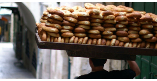 Tatal vindea covrigi pentru a isi intretine sotia si cei trei copii. Intr-o zi s-a intamplat asta