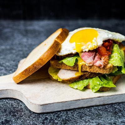 Toast cu avocado si oua gatite in pesto verde: Mic dejun rapid, satios si sanatos