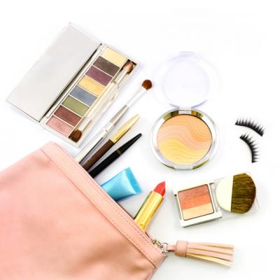 7 Produse de make-up care nu trebuie sa iti lipseasca din geanta