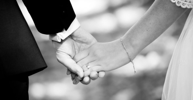 Romanii se casatoresc mai tarziu si divorteaza mai greu