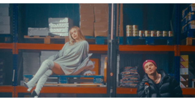 Eva Timush i se alătură lui ADI pentru a cânta piesa Un pic