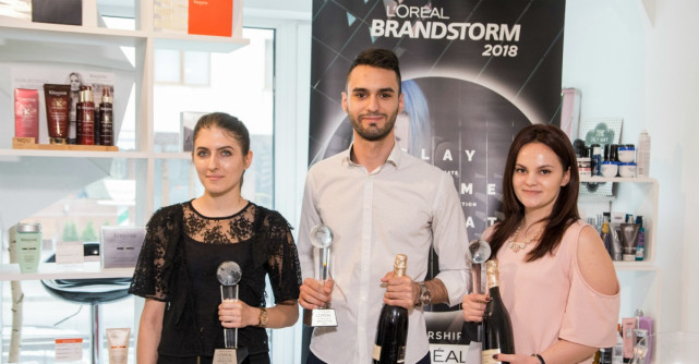 Studenții români vor să reinventeze piața saloanelor de coafură cu o imprimantă pentru păr