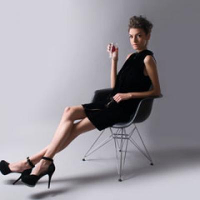 5 designeri romani prezinta scaunul Eames Plastic