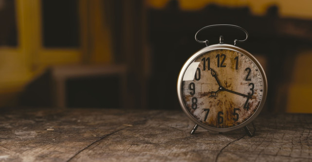 Cum ne afectează ora de iarnă? 8 din 10 români se confruntă cu schimbări ale stării de spirit