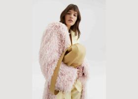 Noile trenduri primăvara-vara 2025 se regăsesc acum la MODIVO