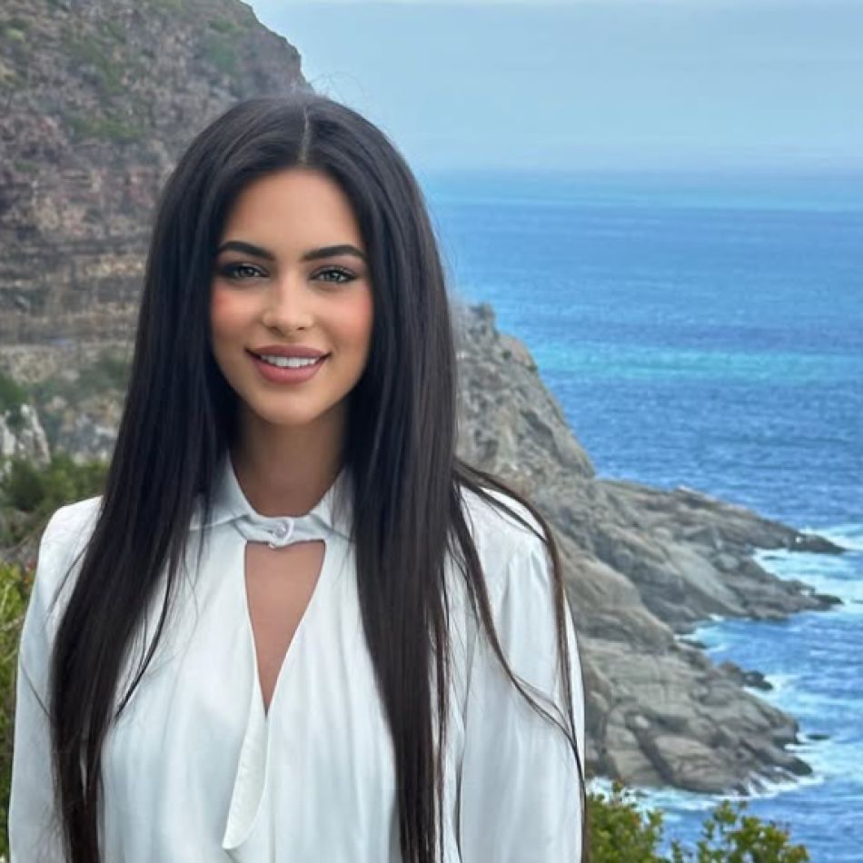 Eva Zaharescu, surprinsă în ipostaze romantice. Tânăra a fost fotografiată sărutându-se cu un bărbat mult mai în vârstă 
