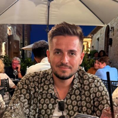 George Tănase, surprins într-o ipostază tandră alături de o blondă misterioasă. Actorul a început un nou capitol după divorț