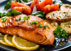 Cină gata în 15 minute: somon la air fryer cu sos de iaurt și lămâie + salată crocantă de primăvară