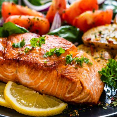 Cină gata în 15 minute: somon la air fryer cu sos de iaurt și lămâie + salată crocantă de primăvară