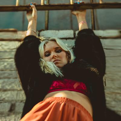 Cele mai prețioase texturi de haine se poartă în ținute de zi toamna aceasta