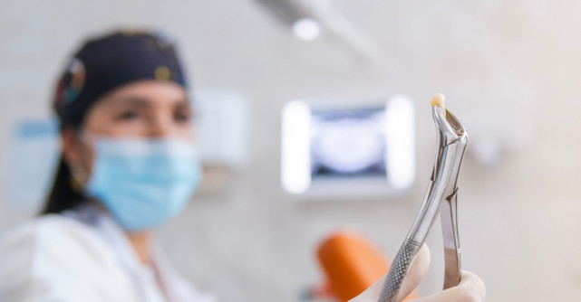 Extracția dentară: sfaturi post-operatorii esențiale pentru o recuperare rapidă 