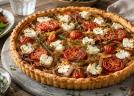 Tartă sărată cu roșii, ceapă caramelizată și brânză de capră: rețeta simplă care arată ca scoasă dintr-un bistro