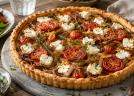 Tartă sărată cu roșii, ceapă caramelizată și brânză de capră: rețeta simplă care arată ca scoasă dintr-un bistro