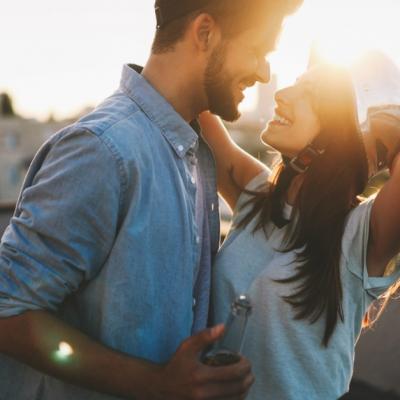 Trei ponturi pentru a flirta cu succes de la expertul în relații Matthew Hussey
