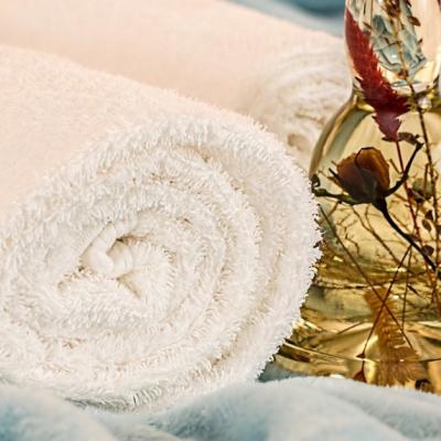 Curățarea tenului cu ulei: cele mai bune amestecuri pentru fiecare tip de ten și cum să le folosești corect