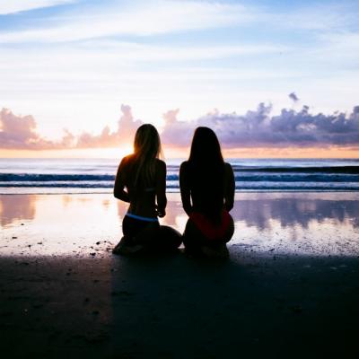 De ce sa ai o prietena buna. Uneori, te poate ajuta mai mult decat iubitul!