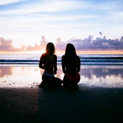 De ce sa ai o prietena buna. Uneori, te poate ajuta mai mult decat iubitul!