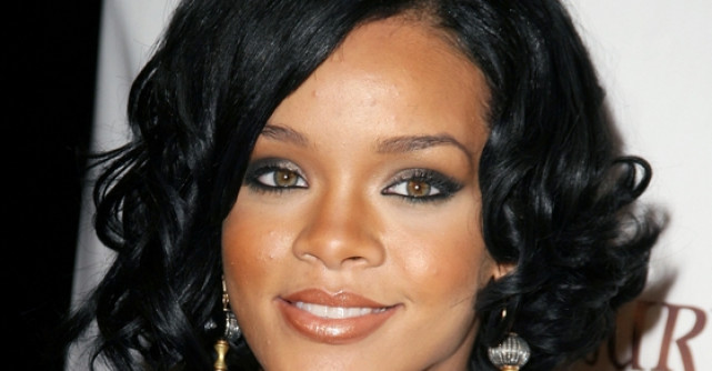 Rihanna si Justin Bieber vin cu Stirile zilei