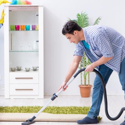 Partenerul nu te ajută în treburile casei? Sfaturi practice pentru a echilibra activitățile